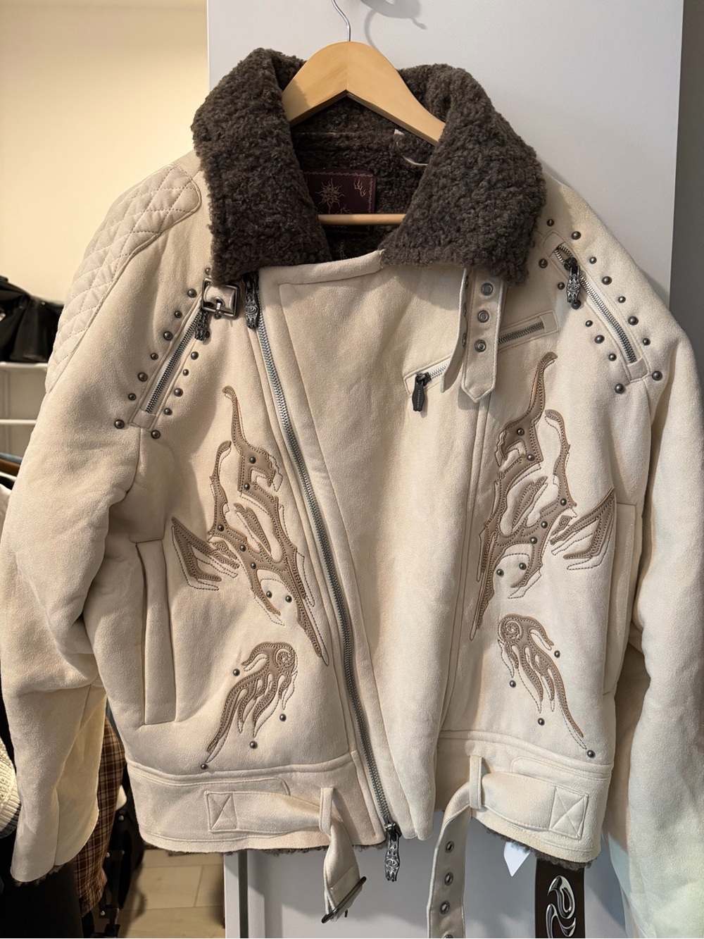 PERSONSOUL LIGHTNING TOTEM STAND COLLAR JACKET IN WHITE